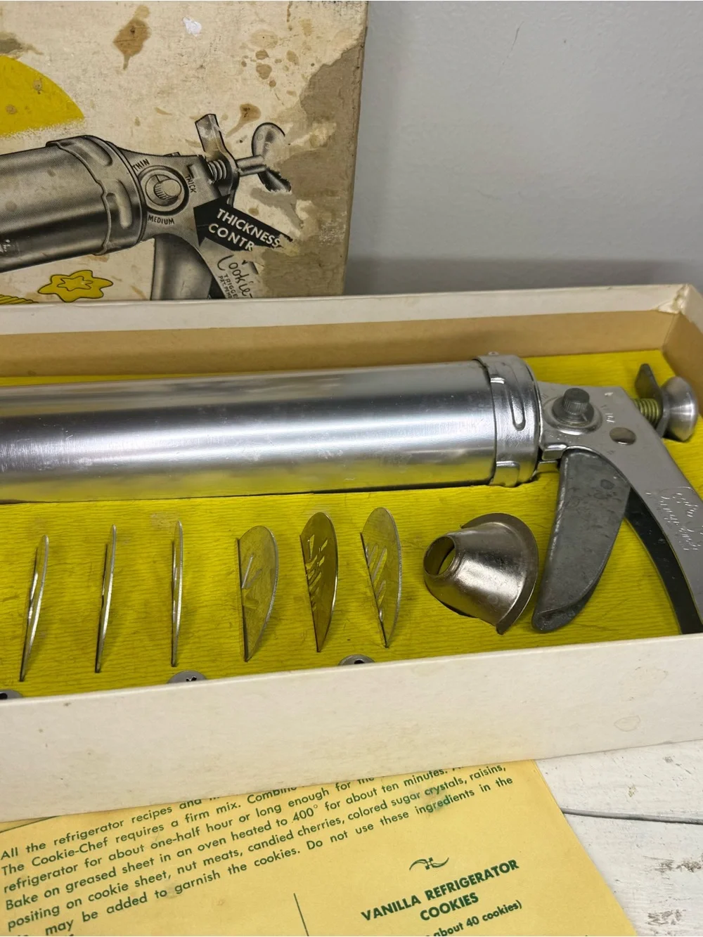 Vintage Cookie Chef Trigger Quick Cookie Press w/11 Discs In Orig Box & Recipes